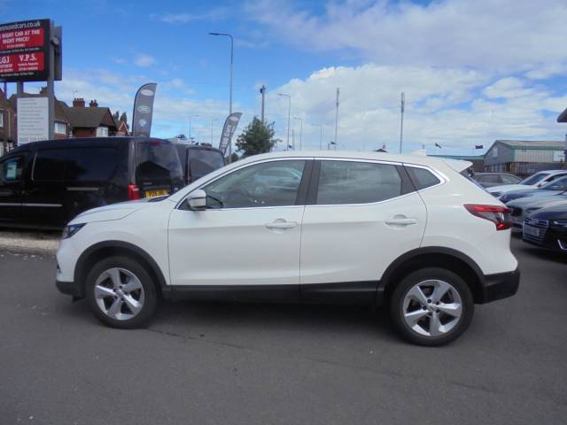 Nissan Qashqai 1.5 dCi 115 Acenta Premium 5dr Hatchback Diesel White